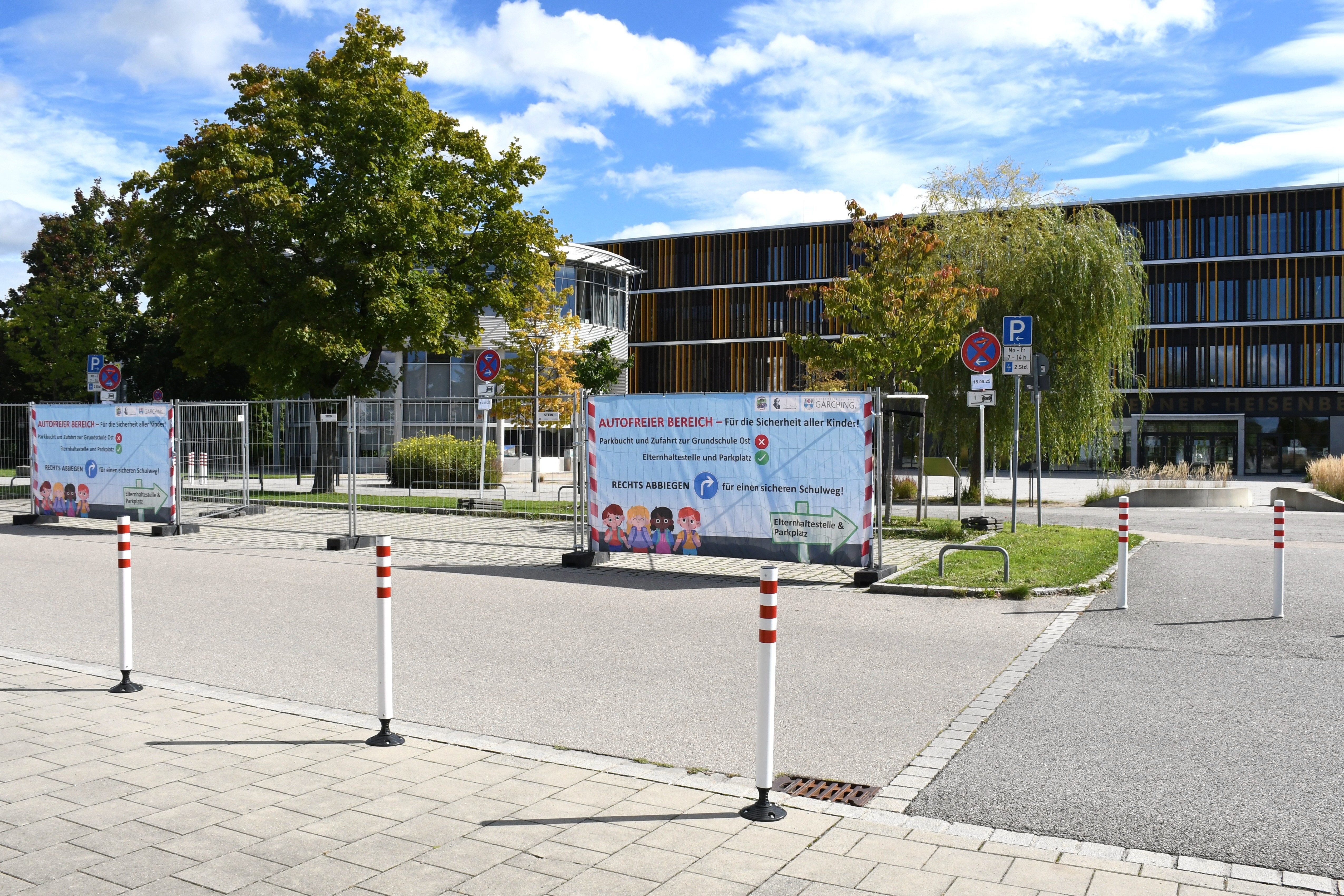 Garching verbessert Schulwegsicherheit zum neuen Schuljahr an allen Schulen – Parkinsel am WHG für zwei Wochen gesperrt (Bild)