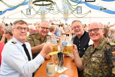Übergabe Patenschaftsurkunde Bundeswehr_vlnr Weller Klaubert Gruchmann Holtherm Übergabe Patenschaftsurkunde Bundeswehr_vlnr Weller Klaubert Gruchmann Holtherm