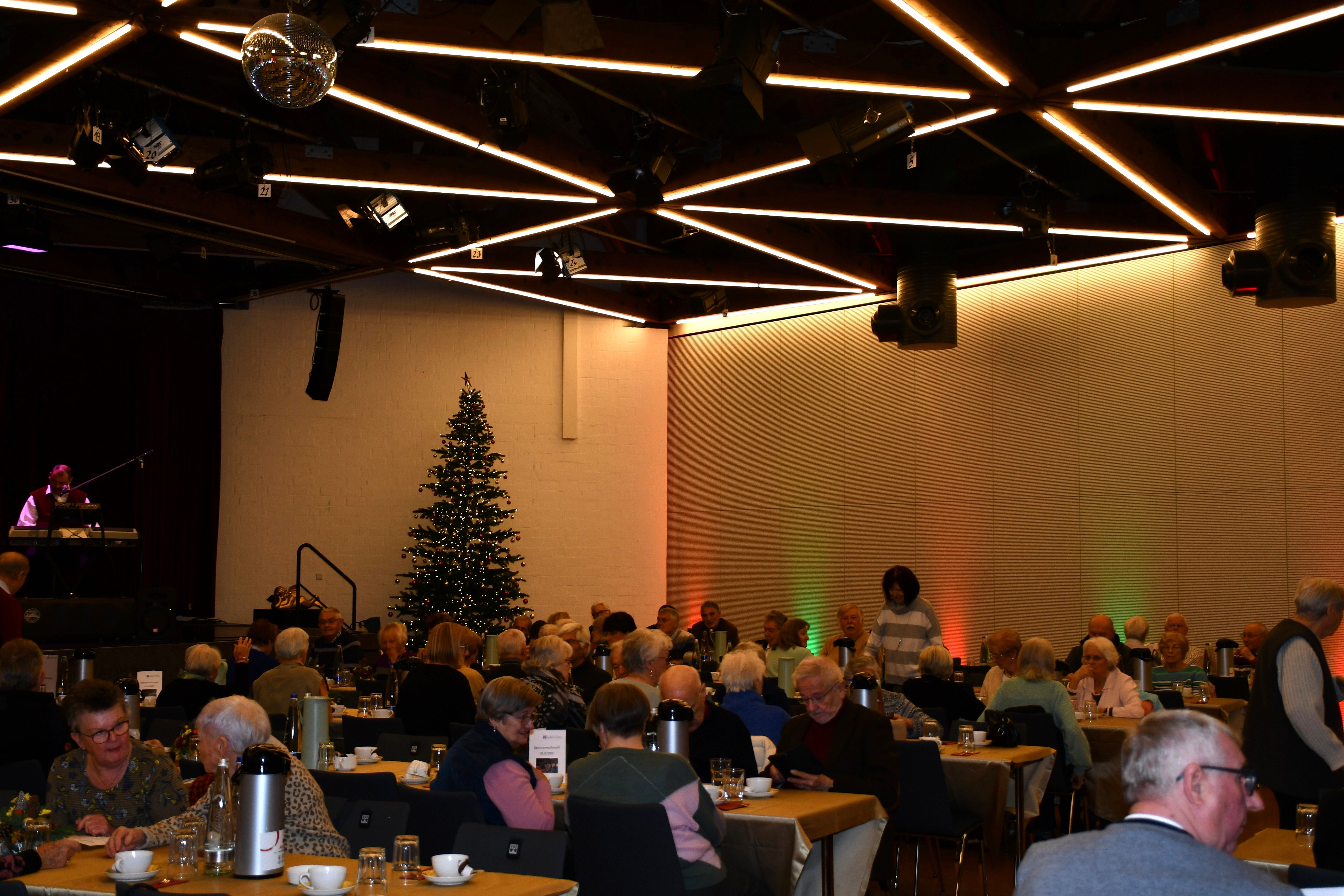 Stimmungsvolle Seniorenweihnacht im Bürgerhaus (Bild)